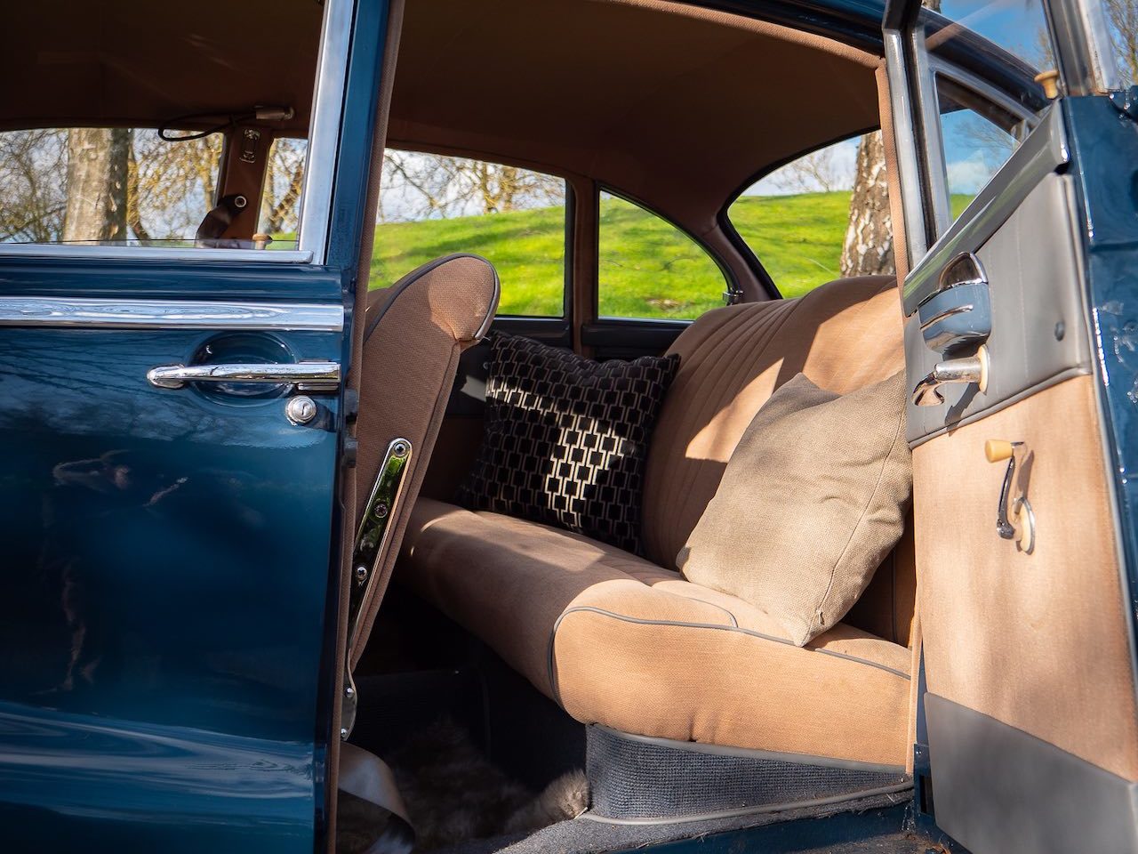 goec-bmw-502 - 03 Garden of England Classics Wedding Car Hire Kent